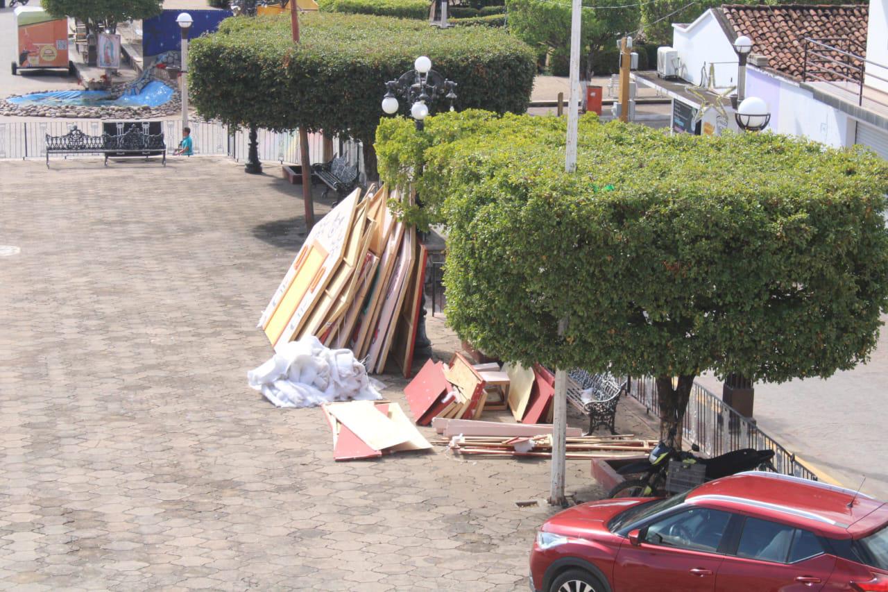 $!Por lluvias remueven decoración decembrina en Palacio Municipal de Rosario