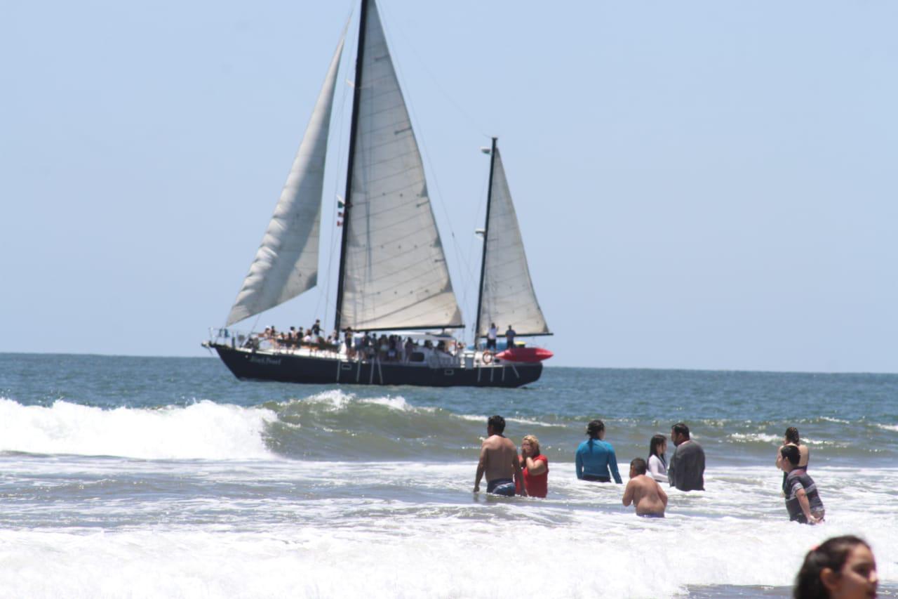 $!Más de 12 mil bañistas disfrutaron de las playas mazatlecas sábado y domingo
