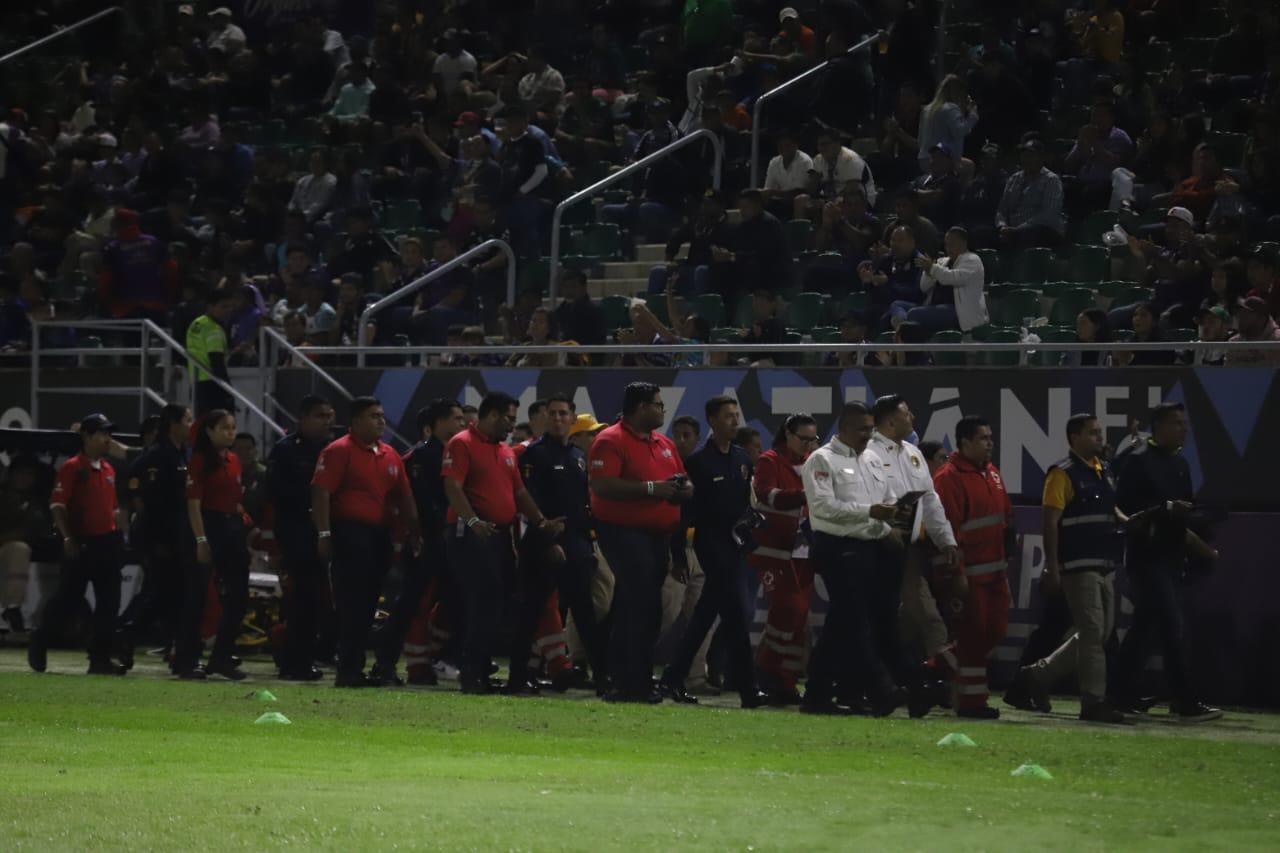 $!Mazatlán FC reconoce a los héroes que apagaron el incendio del Basurón Municipal