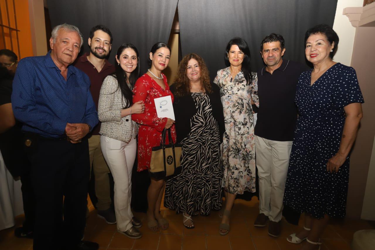 $!Familiares y amigos acompañaron a la escritora esa noche.