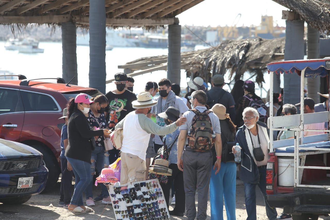 $!Turistas disfrutan del Faro, malecón, Zona Dorada y playas de Mazatlán; el tráfico aumenta y en tramos colapsa