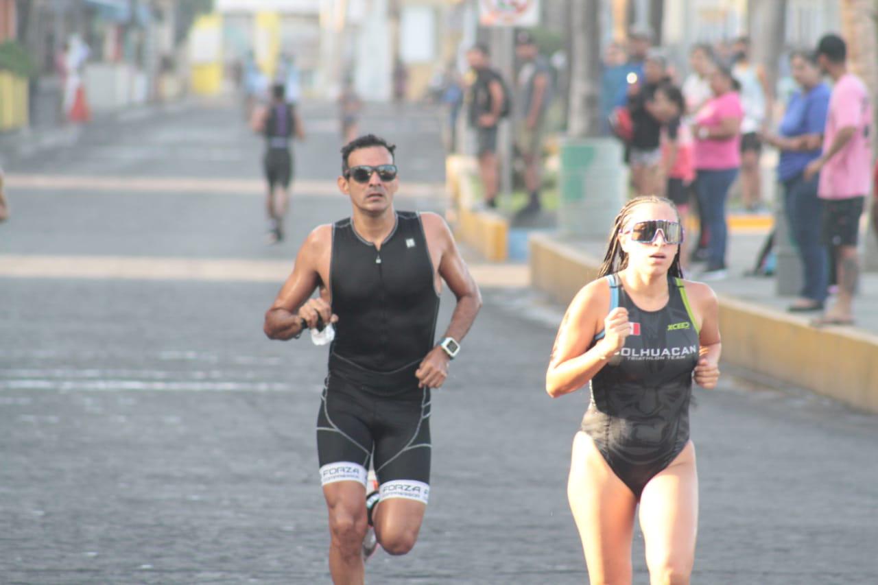 $!René Howlet y Daniela García imponen condiciones en Triatlón Olas Altas