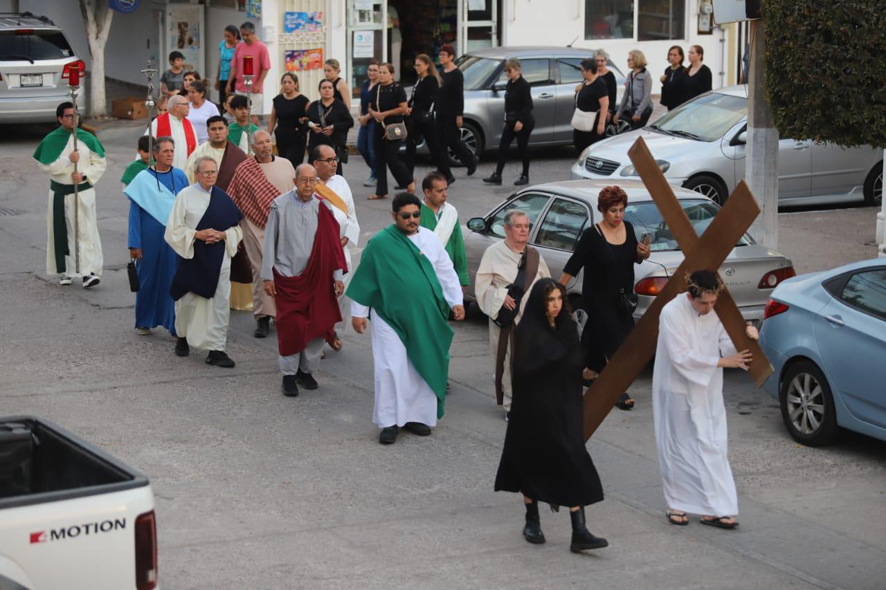 $!Feligreses viven con devoción la Procesión del Silencio en Mazatlán