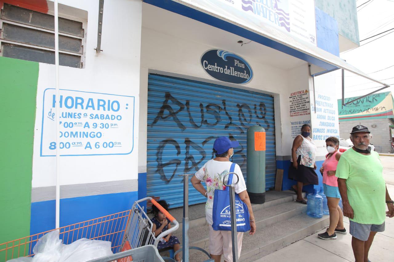 $!Mazatlecos saturan las purificadoras ante el temor de no encontrar agua para beber