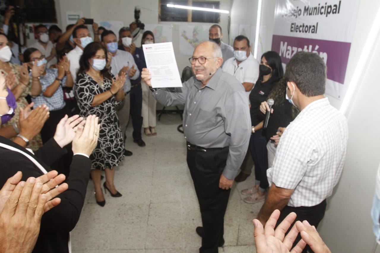 $!‘El Químico’ recibe constancia de mayoría como Alcalde de Mazatlán