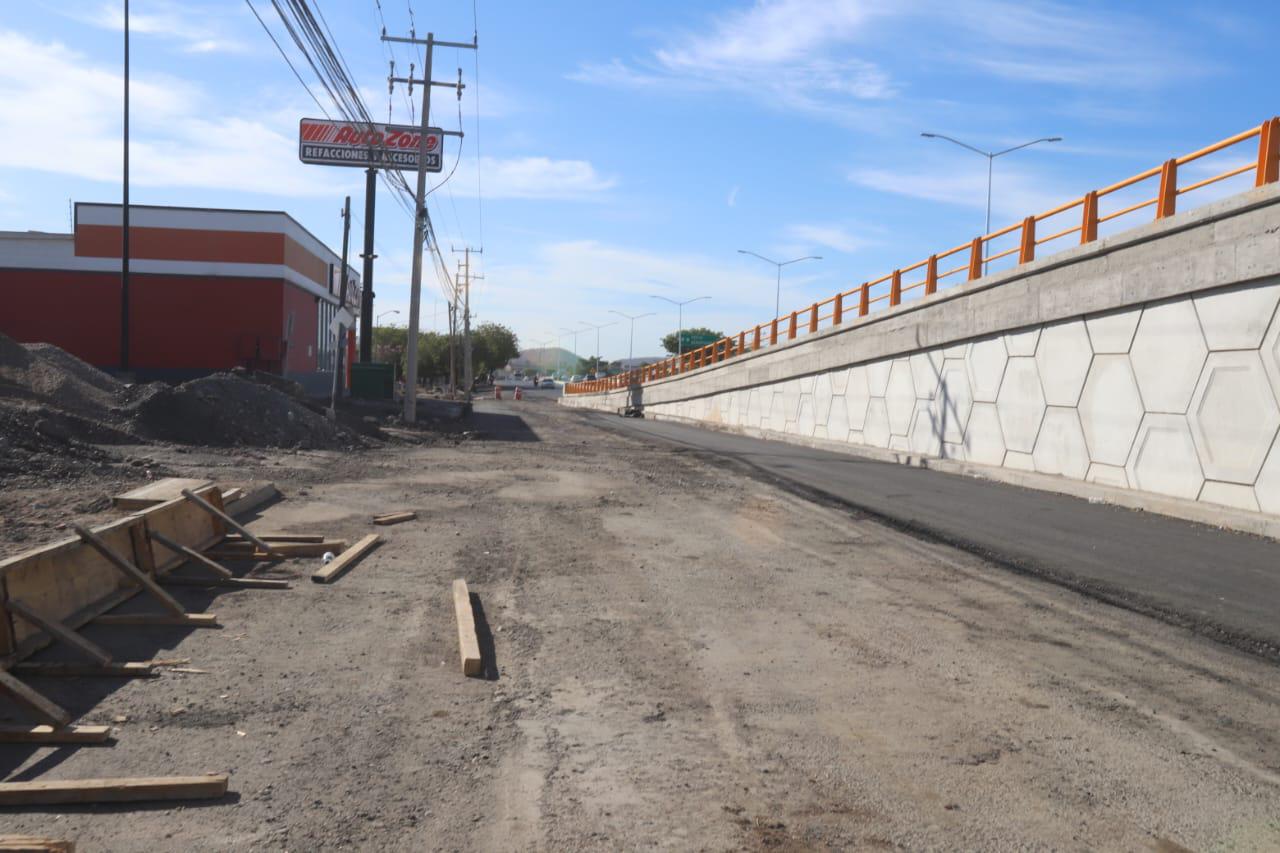 $!A 10 días de su apertura, laterales del puente del Libramiento Colosio siguen sin concluir