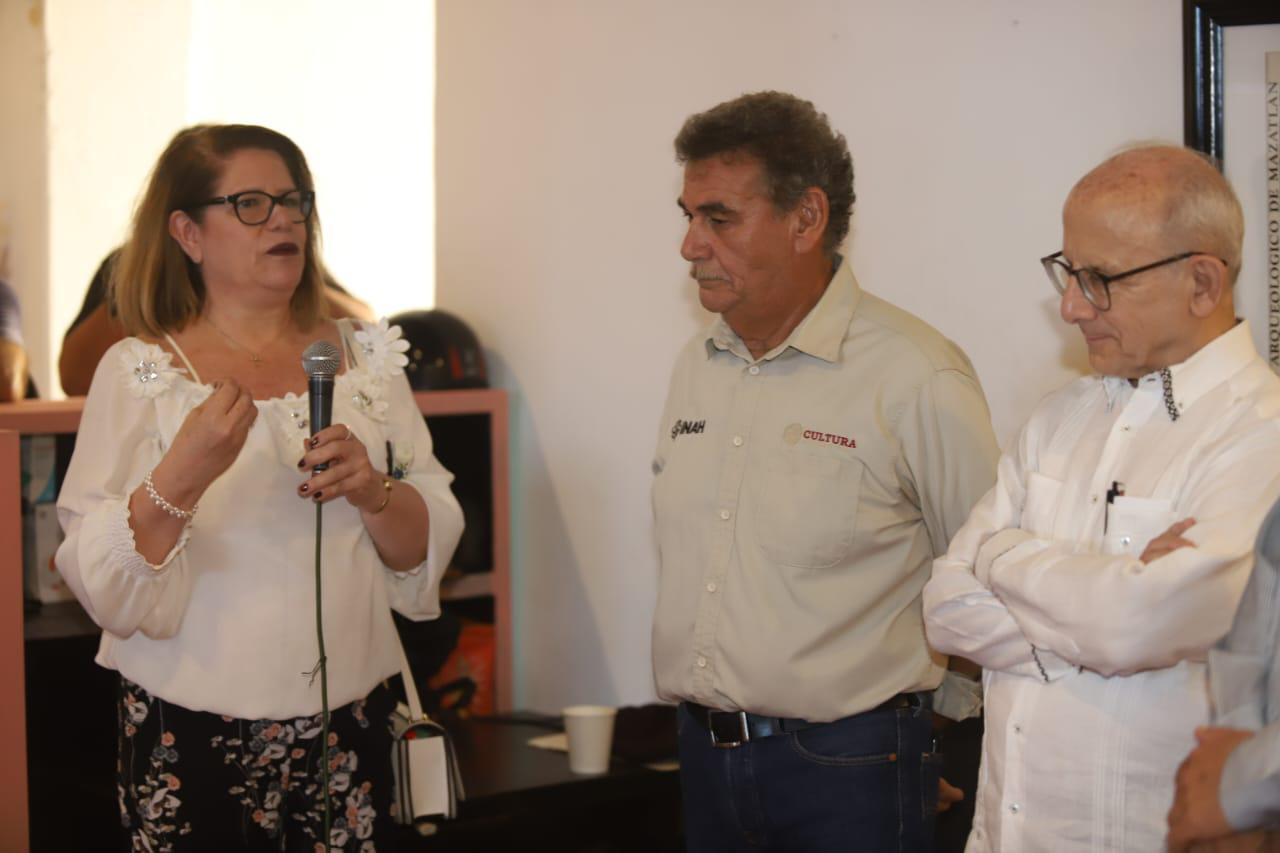 $!Oralia Rice, representante del Patronato Amigos del Museo Arqueológico de Mazatlán, expresó unas palabras a los presentes.