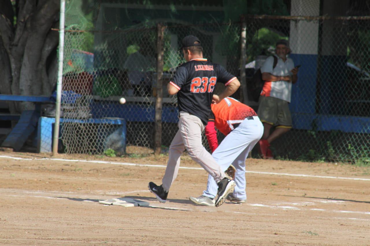 $!Los Plebes del Rancho dan el primer golpe en la final de la Liga de Beisbol Eco Taxis Verdes