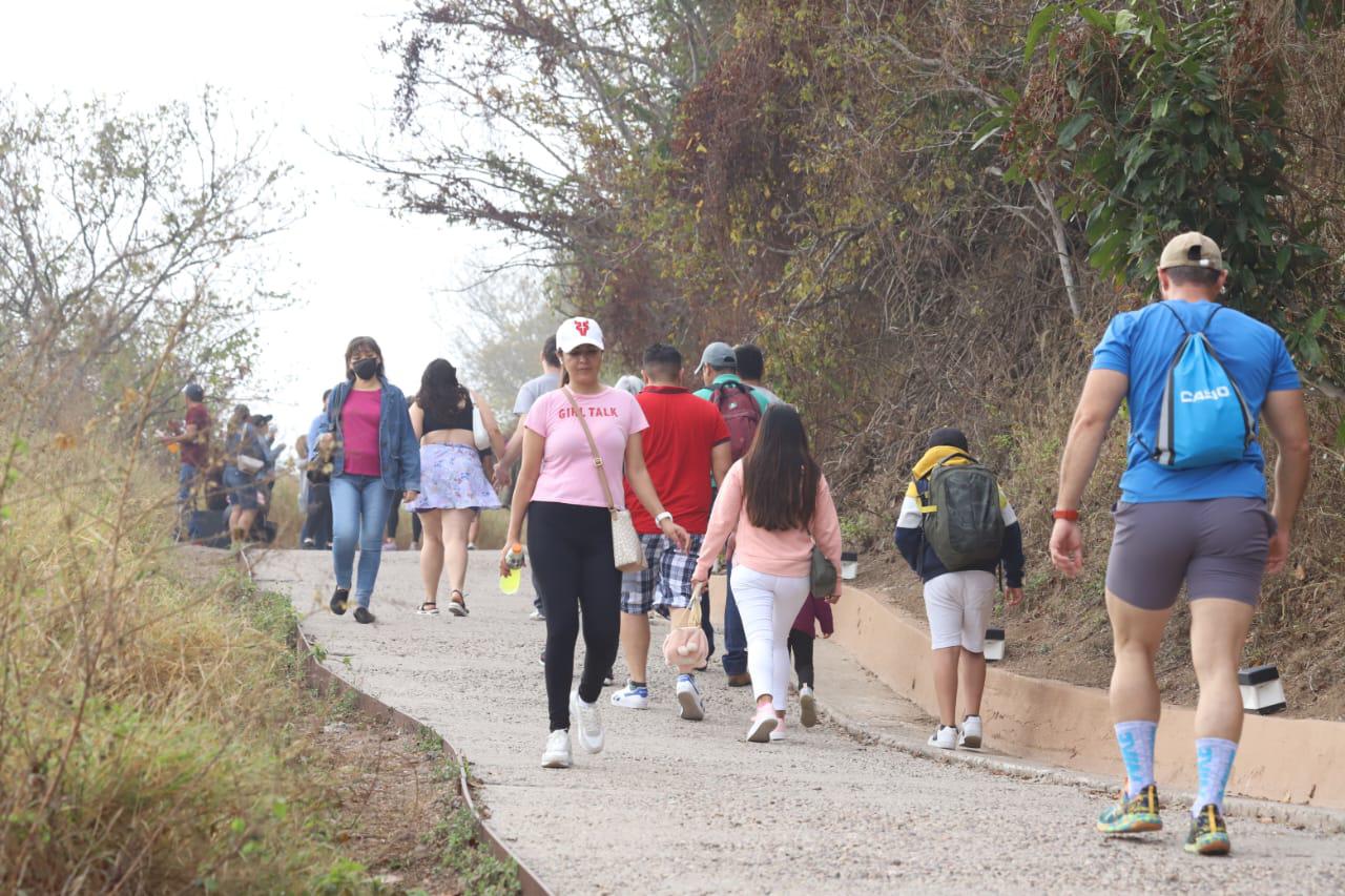 $!Pese a la niebla, visitantes no se pierden del faro de Mazatlán