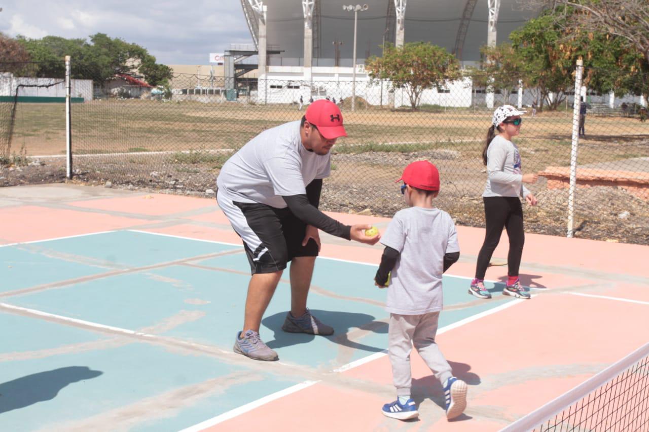 $!César Vargas cruza fronteras para impartir en Mazatlán clínica gratuita de pickleball