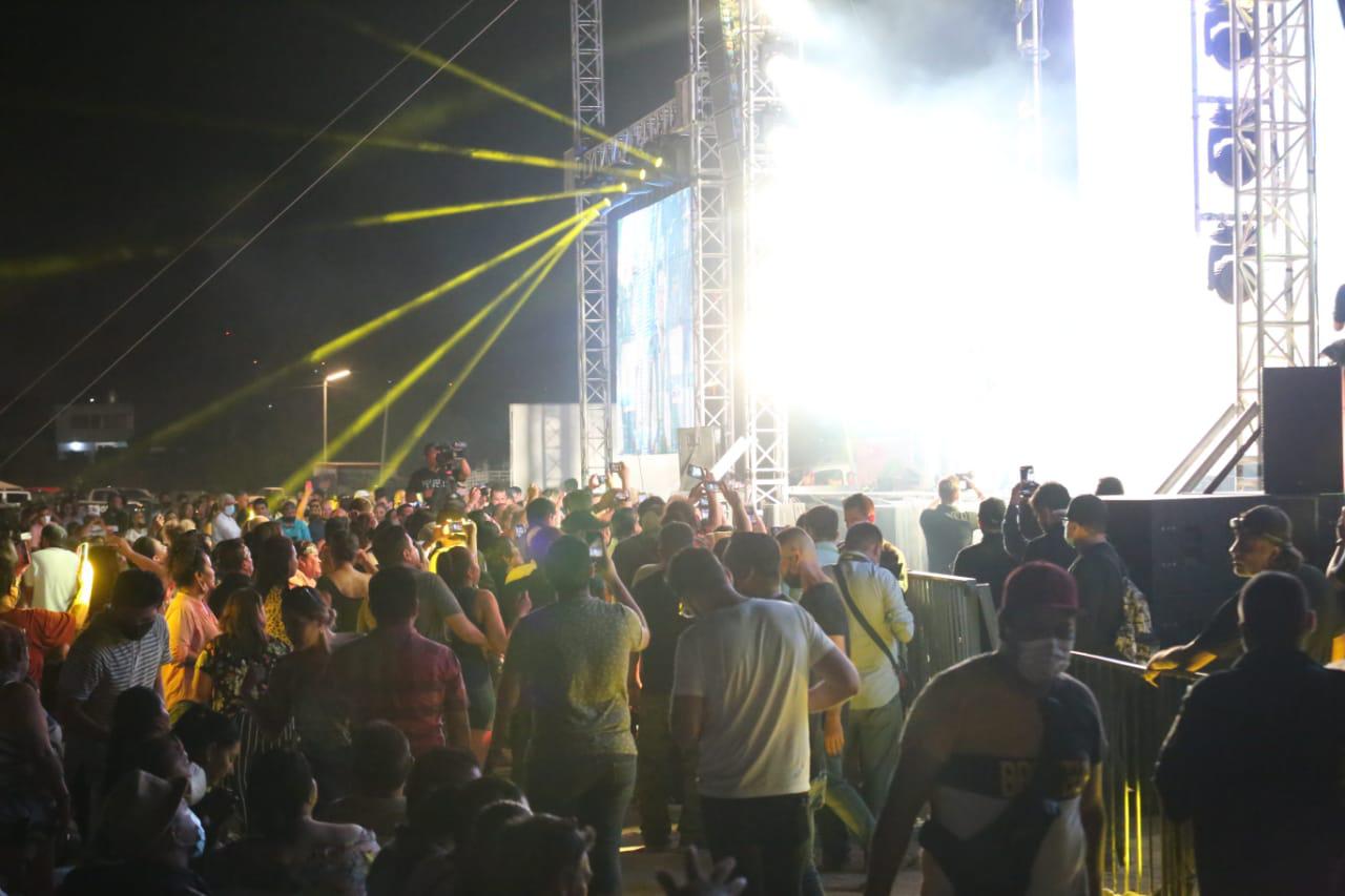 $!Banda Los Recoditos pone a bailar a los mazatlecos en festejo de ‘El Químico’