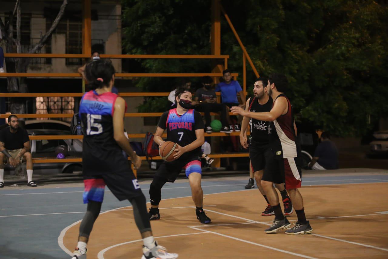 $!Osvel saca trepidante juego a Velero en el baloncesto de casa Hogar