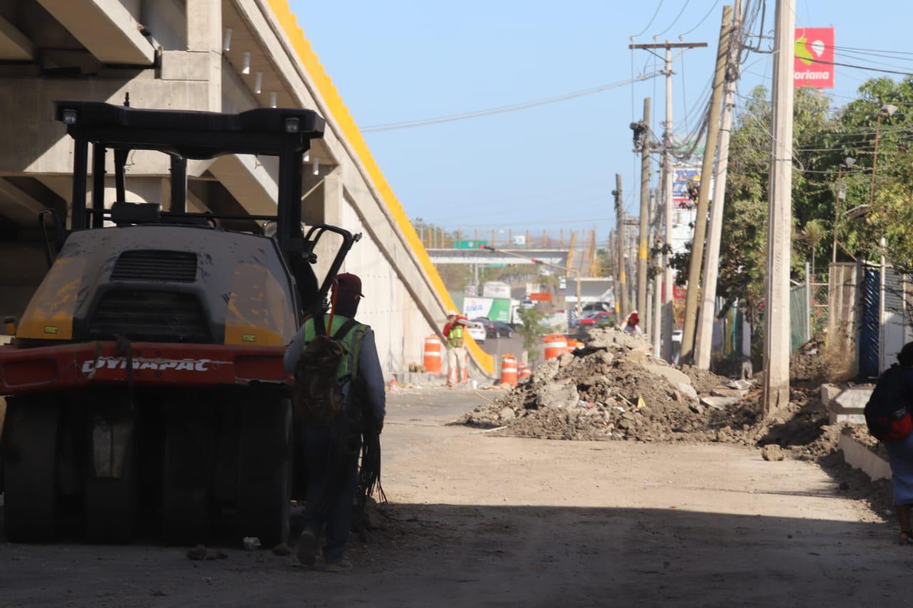 $!A 10 días de su apertura, laterales del puente del Libramiento Colosio siguen sin concluir