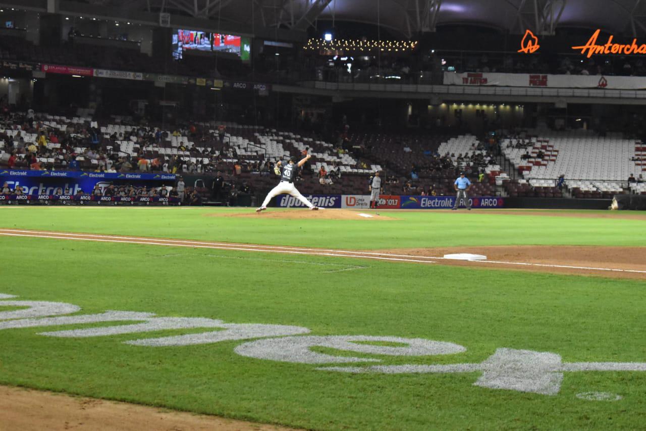 $!Tomateros de Culiacán logra su primer triunfo en casa