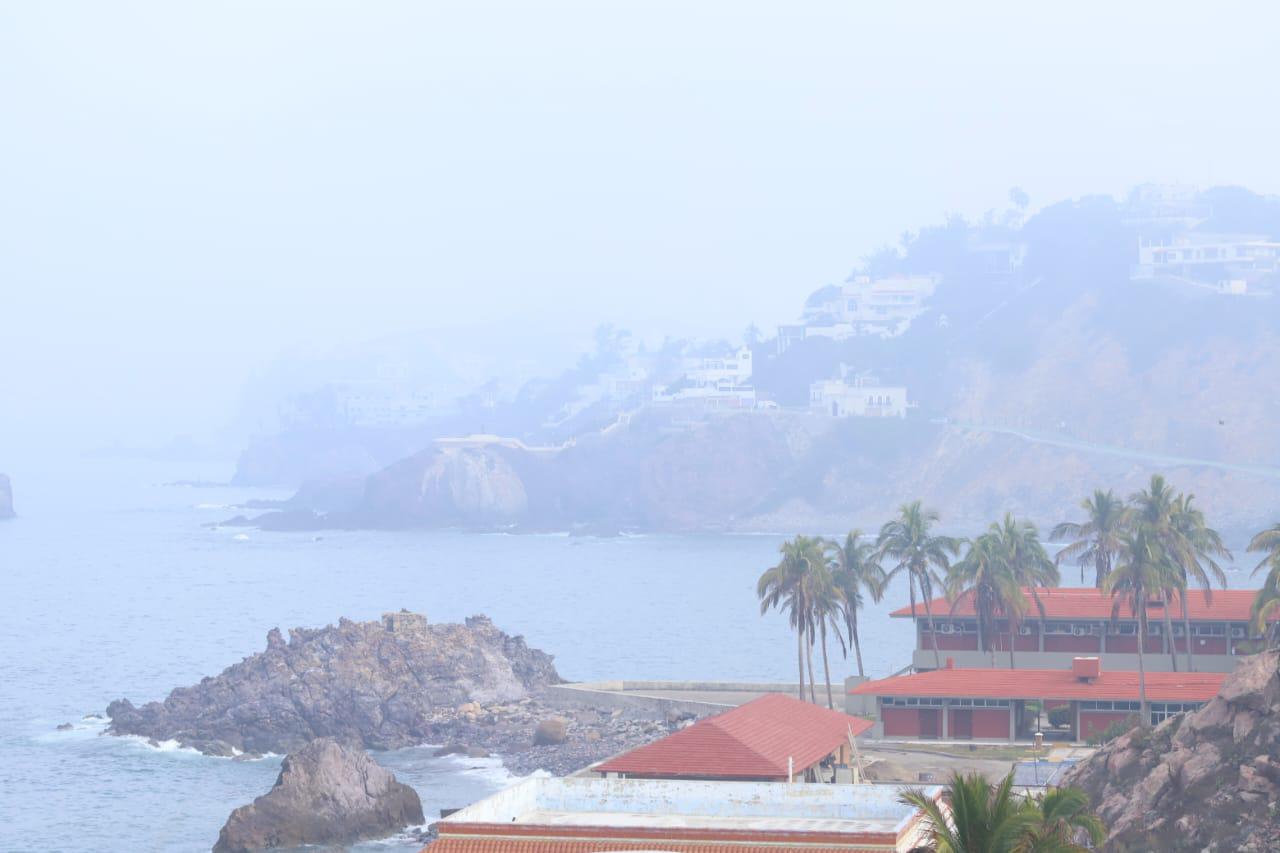 $!Pese a la niebla, visitantes no se pierden del faro de Mazatlán
