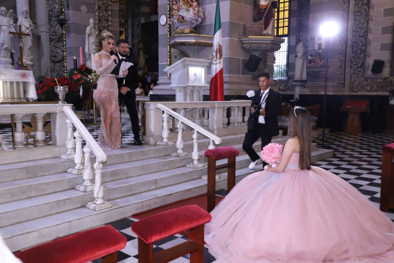 $!Los papás de la quinceañera la felicitaron.