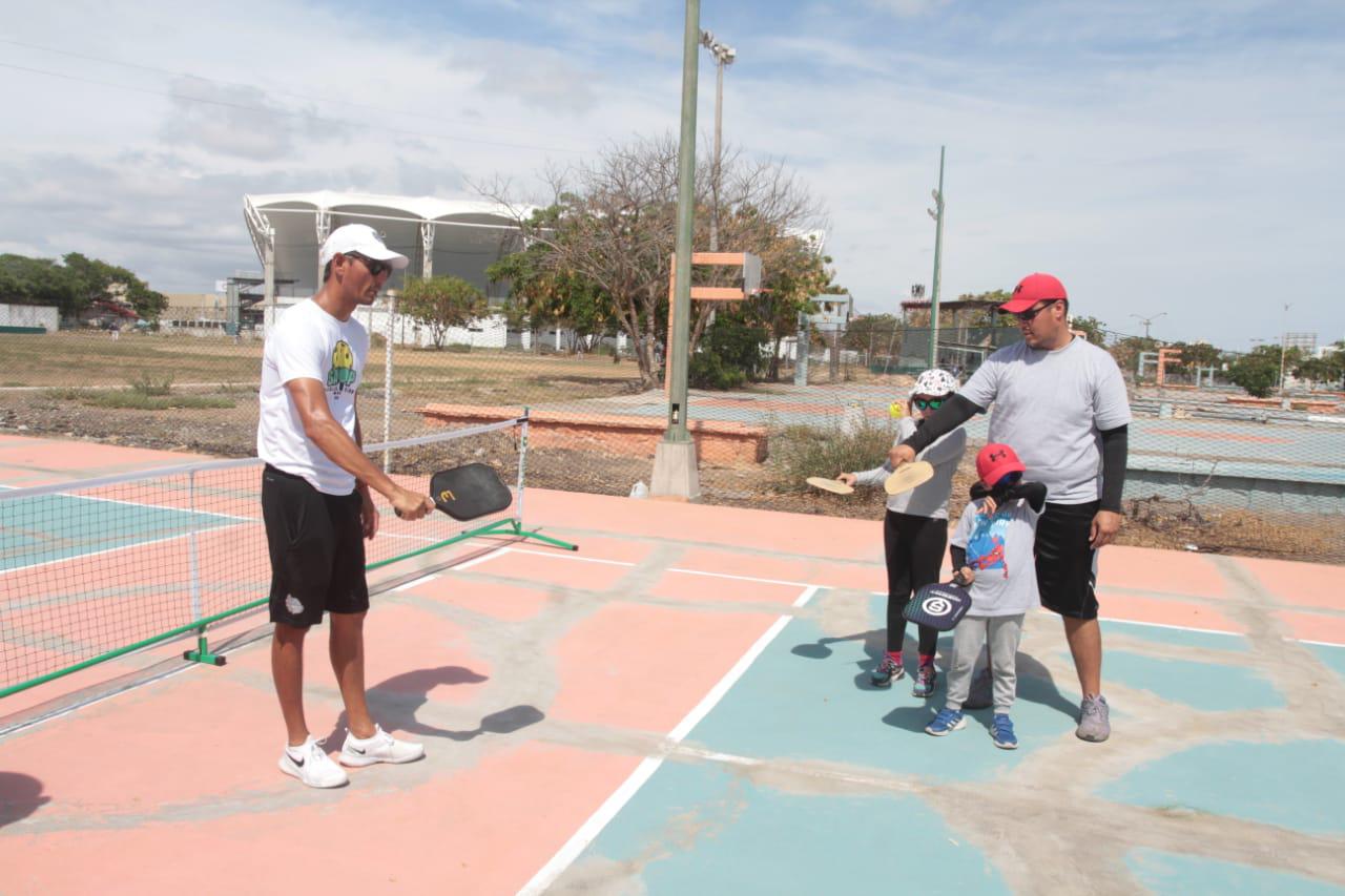 $!César Vargas cruza fronteras para impartir en Mazatlán clínica gratuita de pickleball