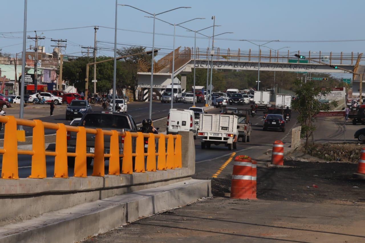 $!A 10 días de su apertura, laterales del puente del Libramiento Colosio siguen sin concluir