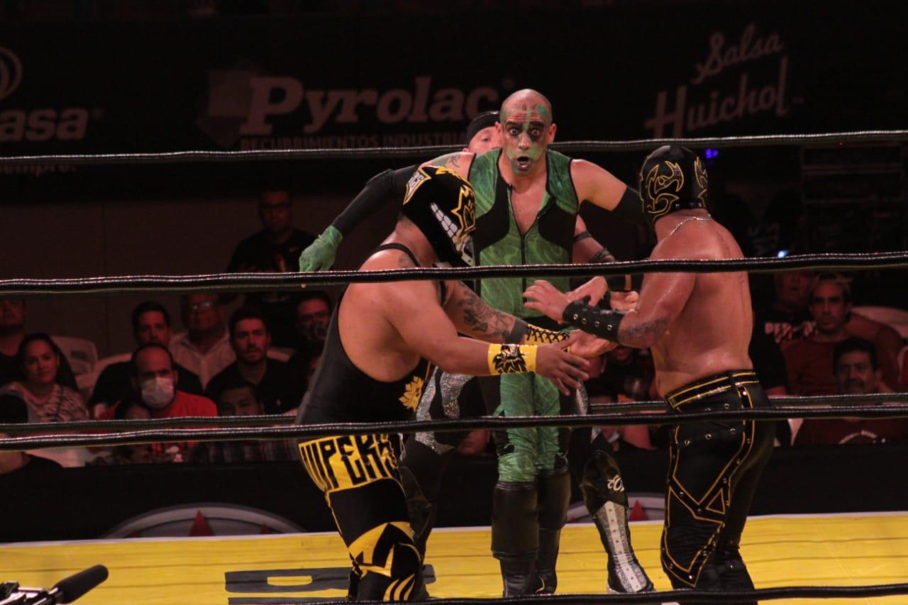 $!Pentagón Jr. e Hijo del Vikingo salen airosos en la Gira de Aniversario de la AAA en Mazatlán