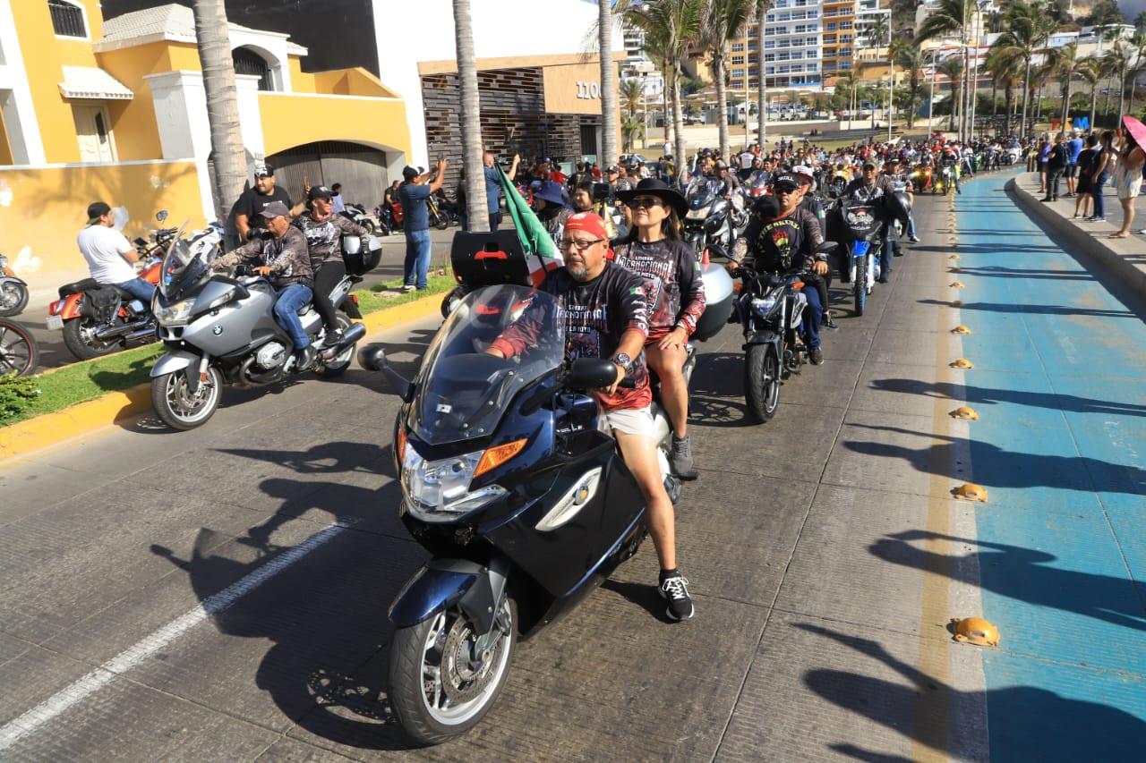$!Rugen máquinas en el malecón en el desfile de la Semana de la Moto Mazatlán 2024