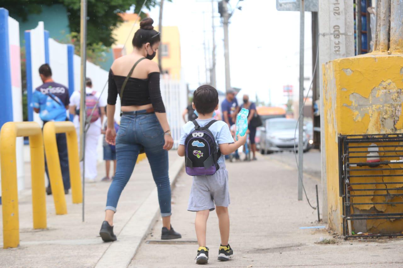 $!En Mazatlán llevan a niños de 5 a 11 años a vacunarse contra el Covid, pero los regresan porque se agotaron las dosis