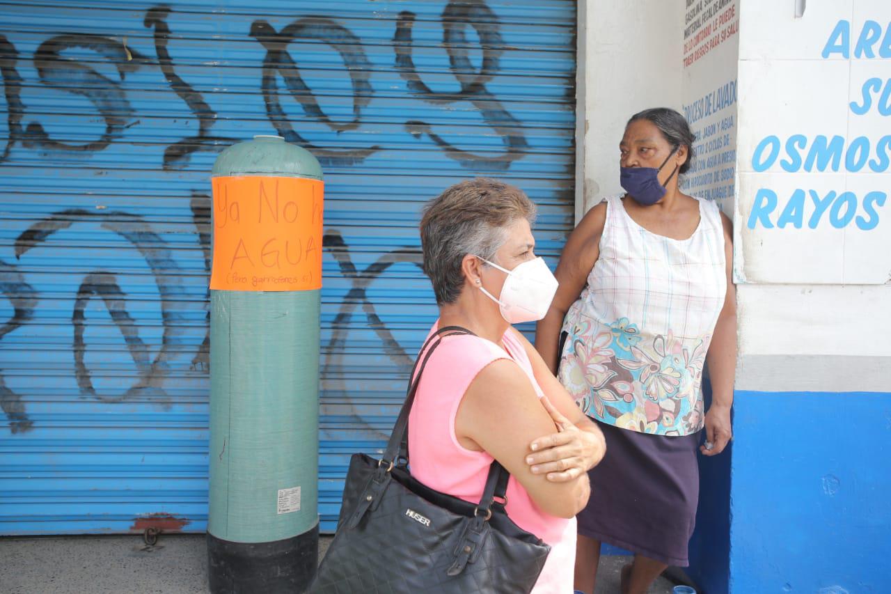 $!Mazatlecos saturan las purificadoras ante el temor de no encontrar agua para beber