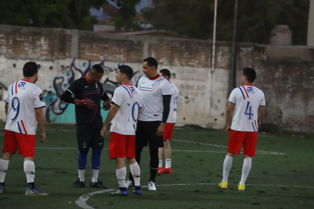 $!Rodolfo Cota se echa una cascarita en Mazatlán