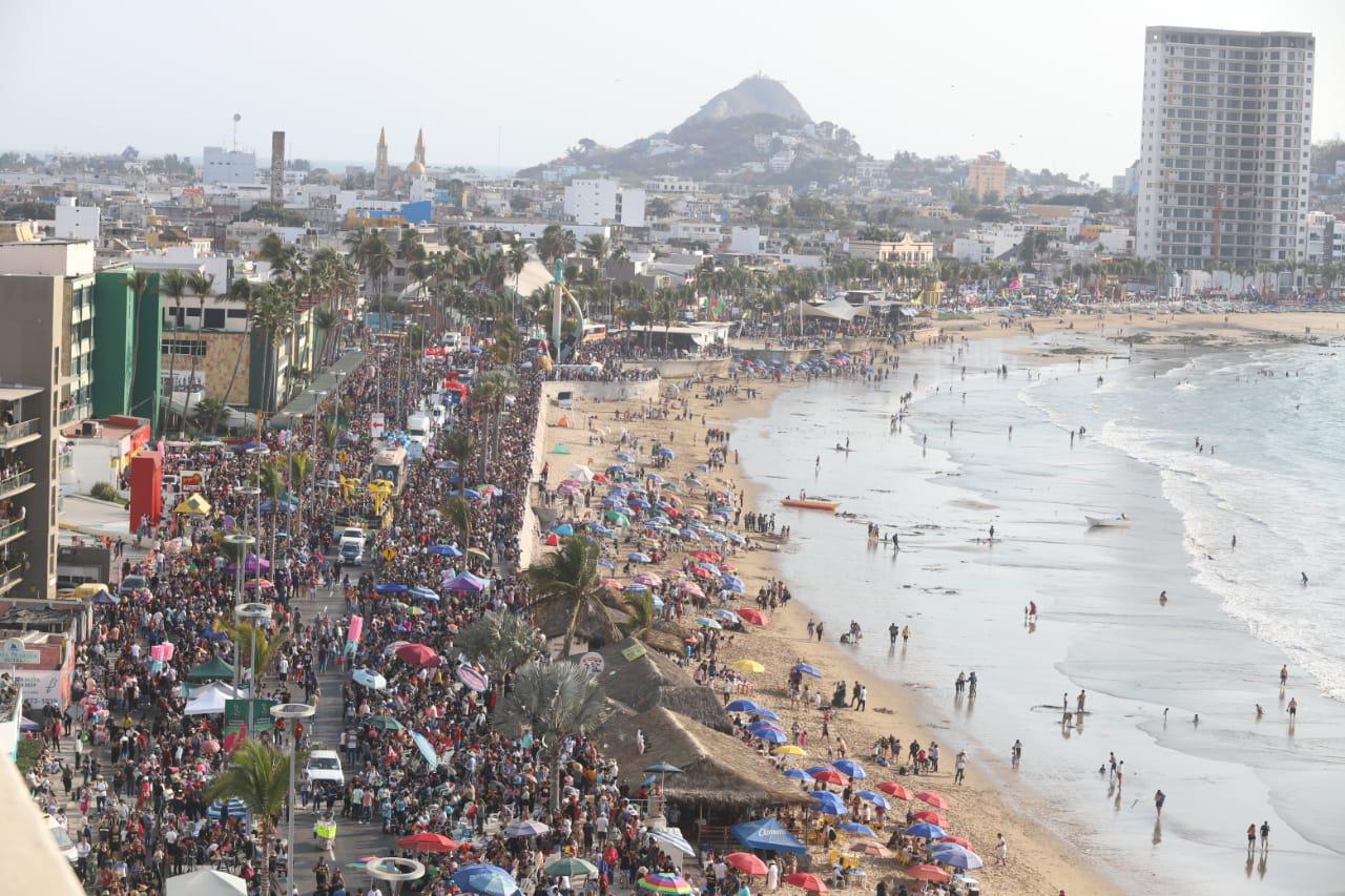 $!Desfile del Carnaval de Mazatlán atrae a miles al malecón