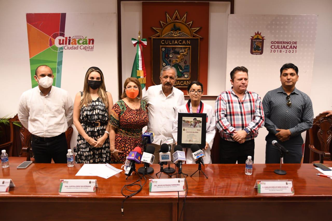 $!Carlos Emilio Báez recibe reconocimiento por su bronce en los Juegos Mundiales Escolares
