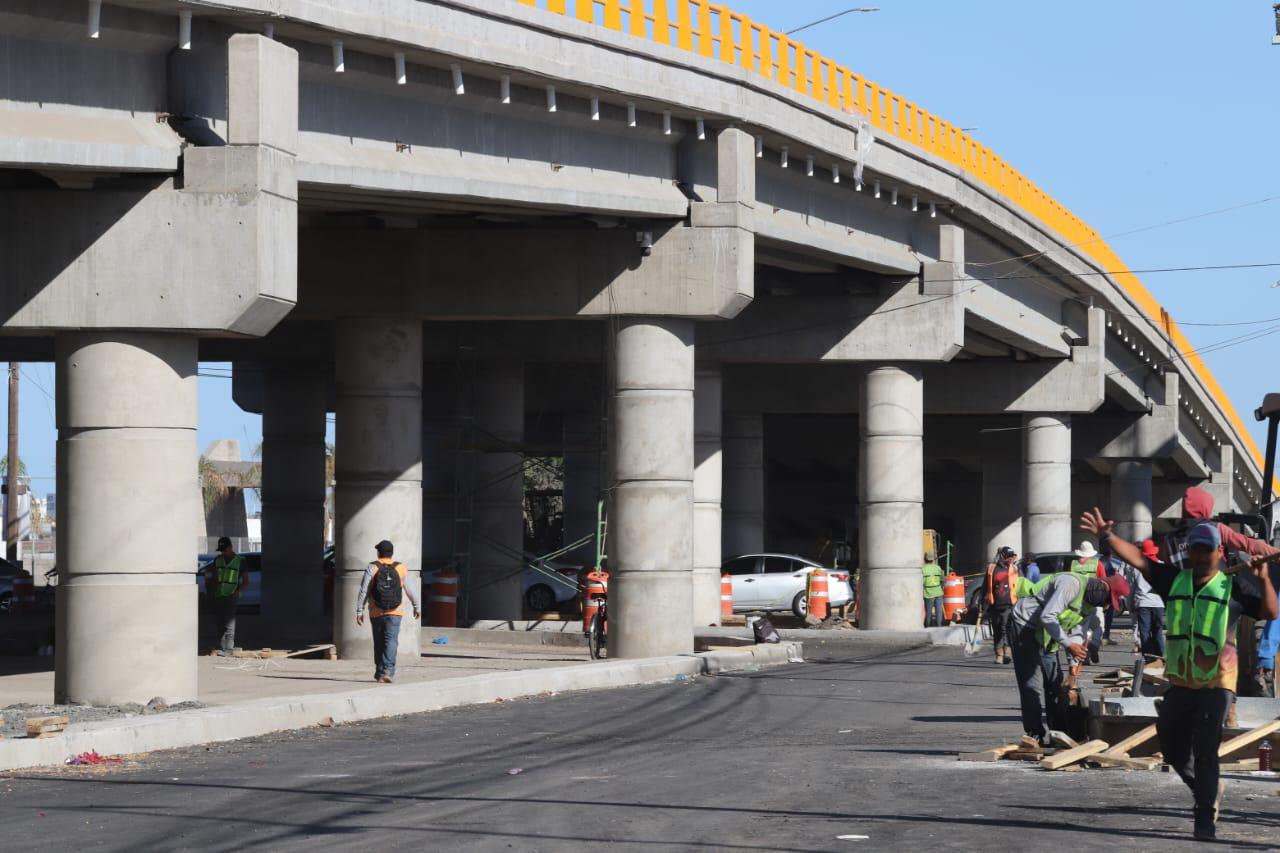 $!A 10 días de su apertura, laterales del puente del Libramiento Colosio siguen sin concluir