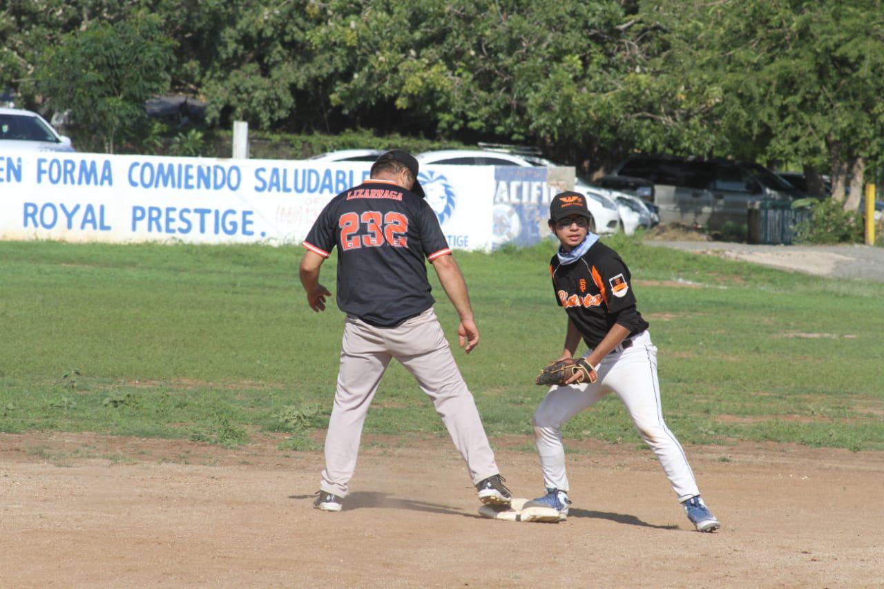 $!Los Plebes del Rancho dan el primer golpe en la final de la Liga de Beisbol Eco Taxis Verdes