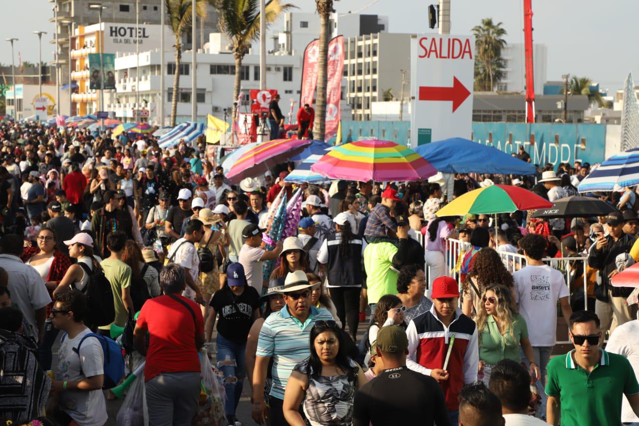 $!Desfile del Carnaval de Mazatlán atrae a miles al malecón