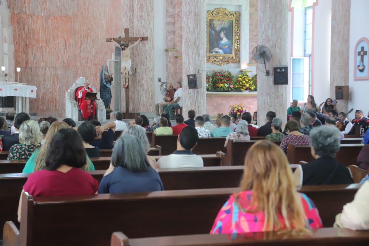 $!Ni el agua los detuvo; en Mazatlán le cantan a Santa Cecilia en su día