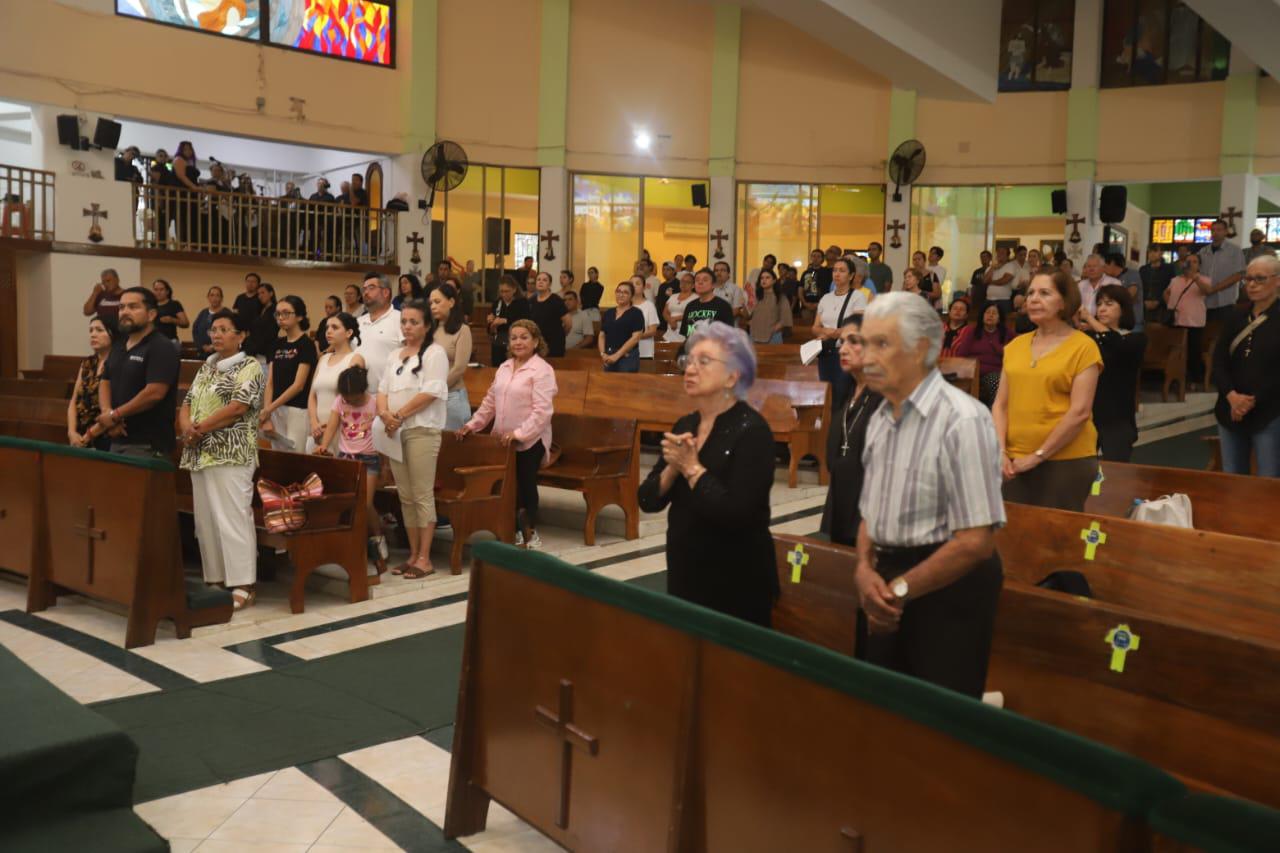 $!Feligreses viven con devoción la Procesión del Silencio en Mazatlán