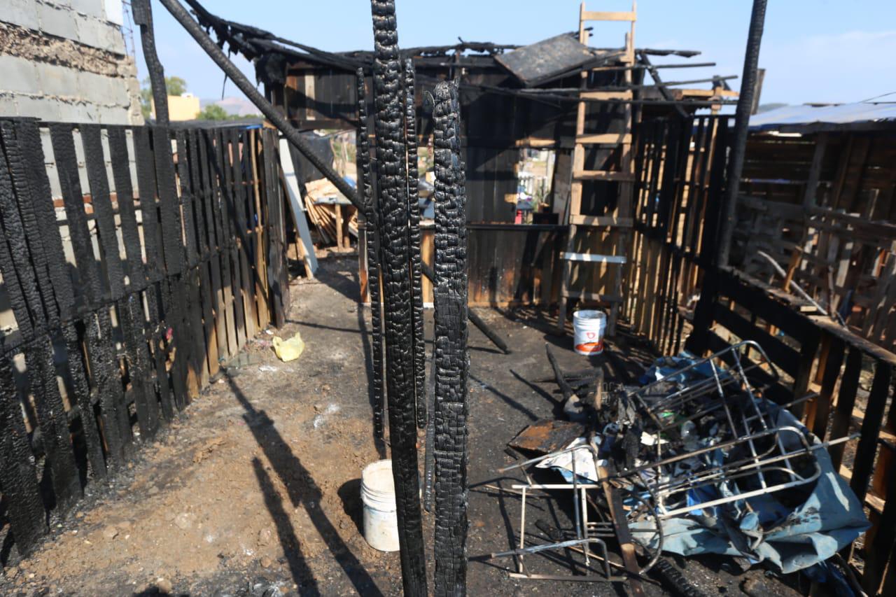$!Vecinos afectados por incendio necesitan de ayuda para reconstruir sus viviendas
