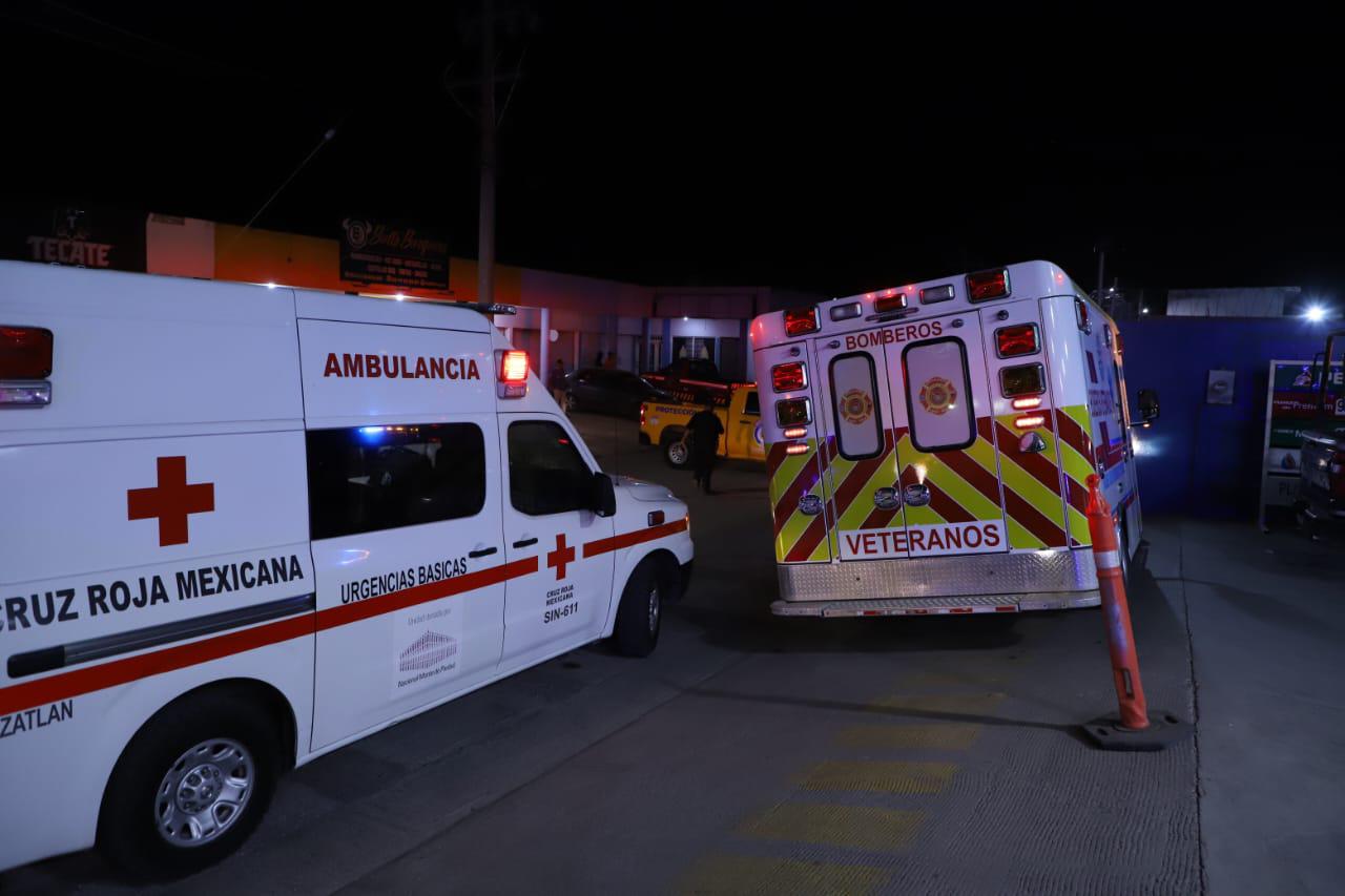 $!Se incendian 4 autobuses en Mazatlán; evacuan a personal de gasolinera cercana
