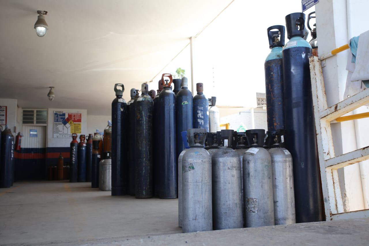 $!Van a rellenar tanques de oxígeno en Mazatlán, pero no alcanzan pese a que ya abren en domingo