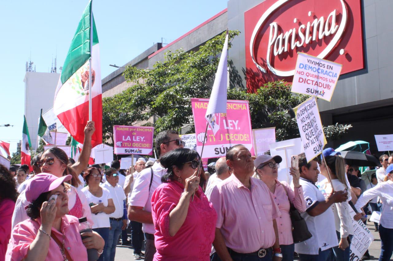 $!En Culiacán marchan cerca de 4 mil en movimiento por ‘nuestra democracia’