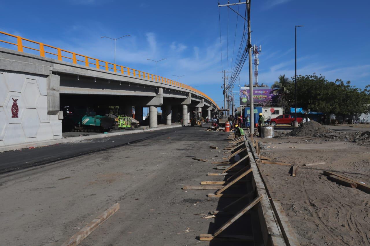 $!A 10 días de su apertura, laterales del puente del Libramiento Colosio siguen sin concluir