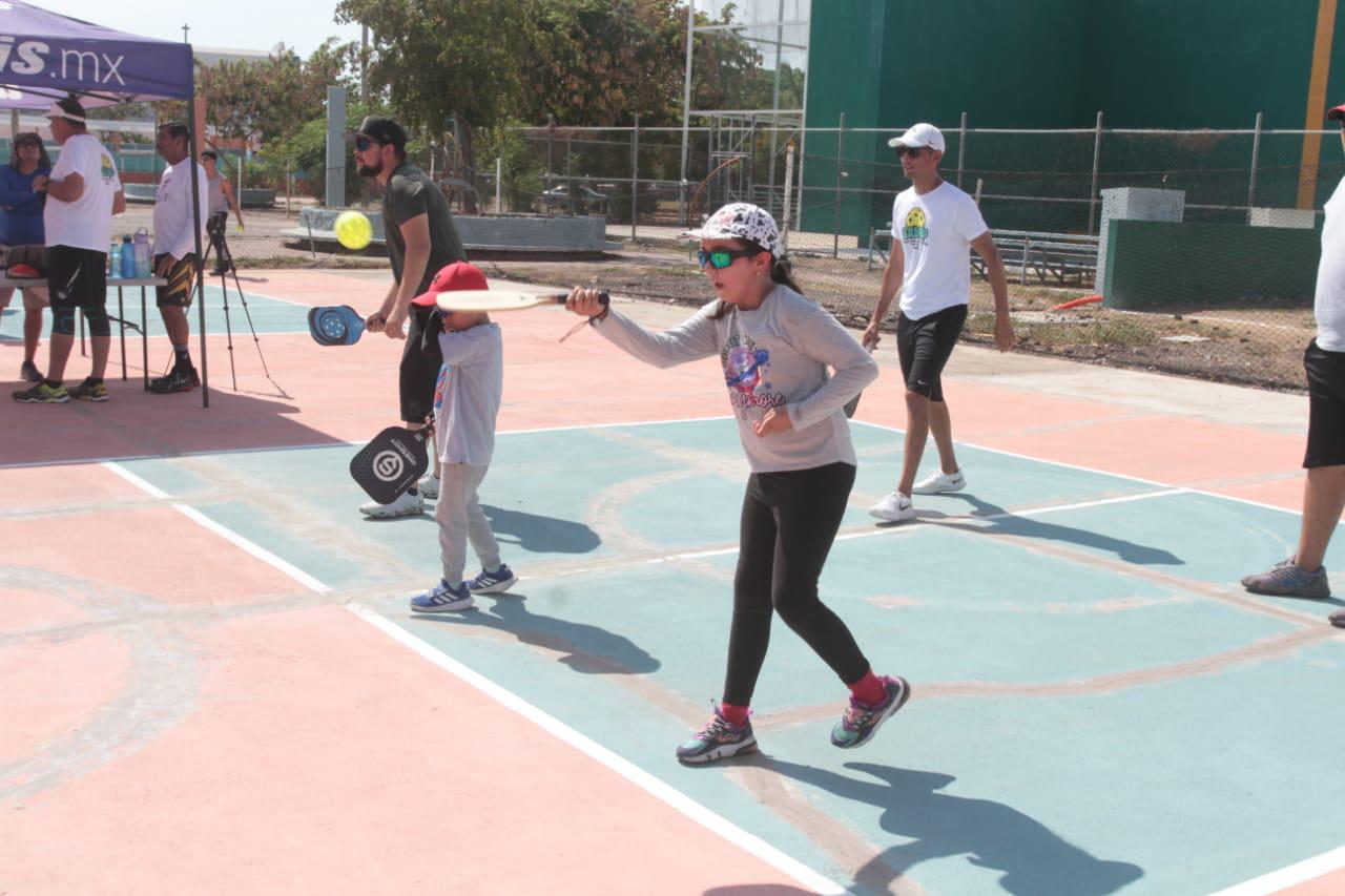 $!César Vargas cruza fronteras para impartir en Mazatlán clínica gratuita de pickleball
