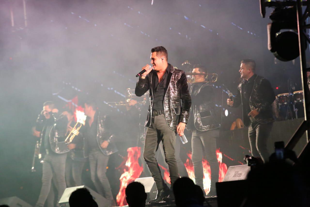 $!Banda Los Recoditos pone a bailar a los mazatlecos en festejo de ‘El Químico’