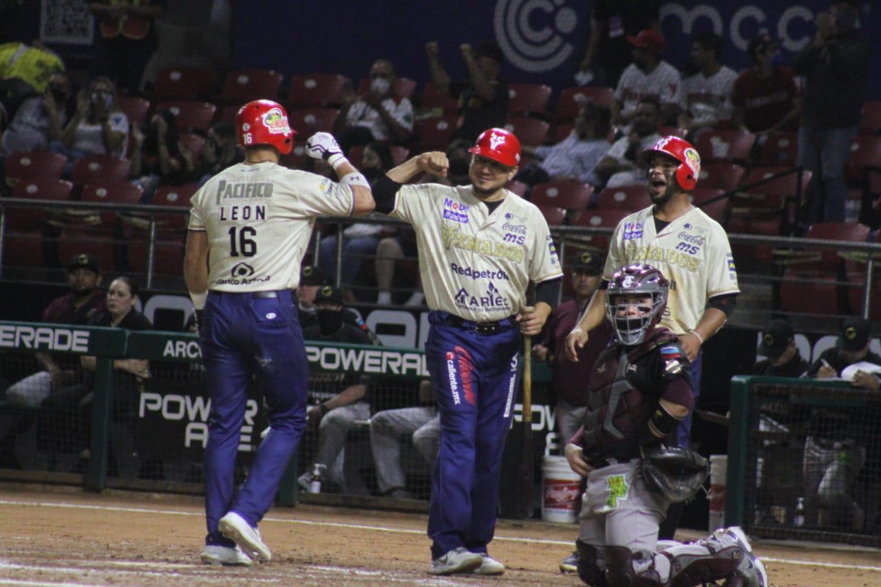 $!Maxwell León da jonrón con uno en base.