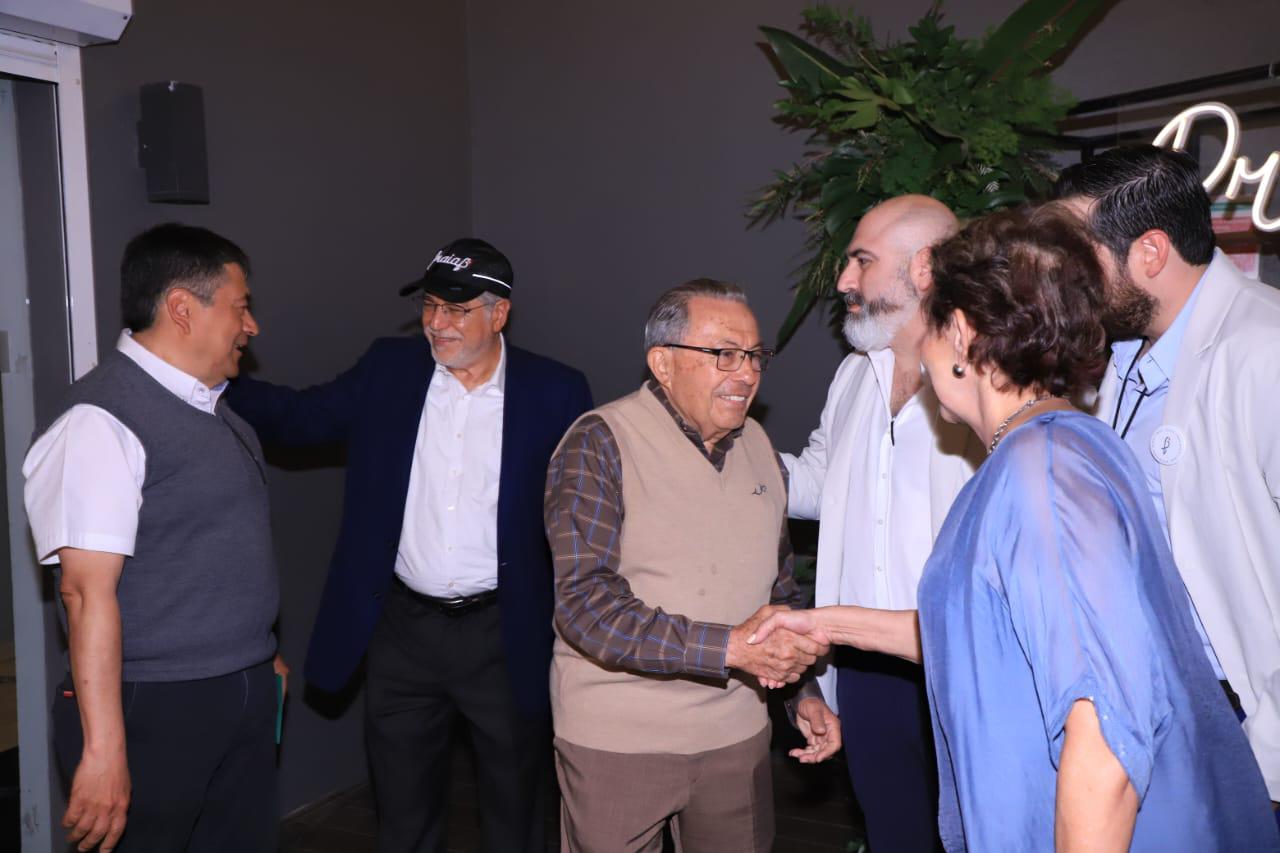 $!José E. Carranza saluda a Zoila Castro.