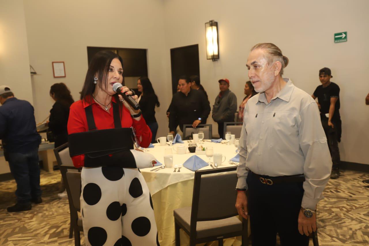 $!Premia Pueblo Bonito a los héroes de la limpieza en Mazatlán
