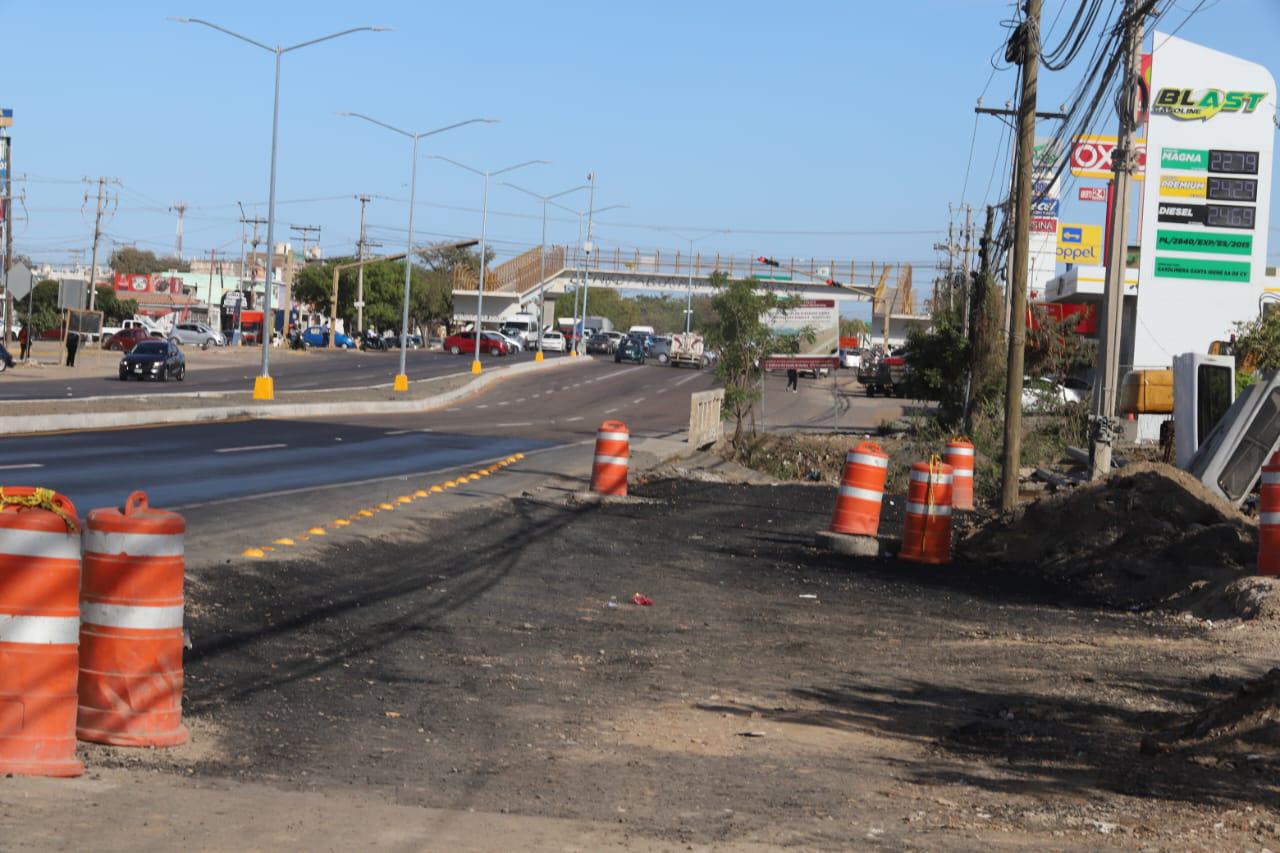 $!A 10 días de su apertura, laterales del puente del Libramiento Colosio siguen sin concluir