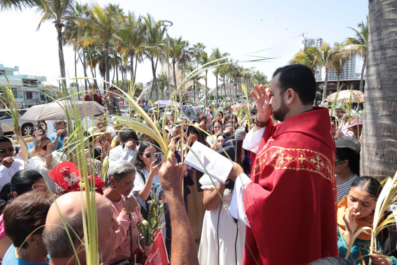 $!Jóvenes de Mazatlán representan la entrada triunfal de Jesús a Jerusalén