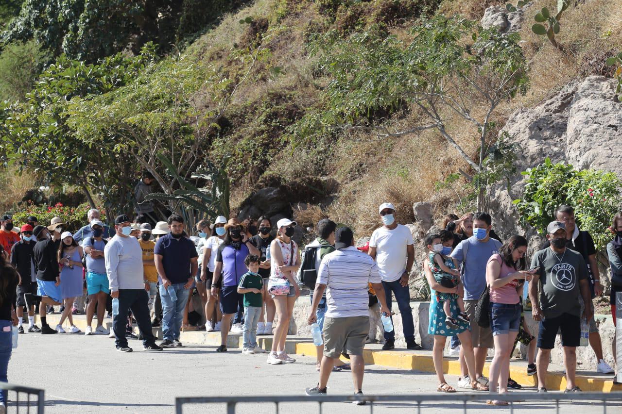 $!Turistas disfrutan del Faro, malecón, Zona Dorada y playas de Mazatlán; el tráfico aumenta y en tramos colapsa