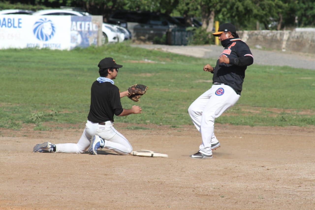 $!Los Plebes del Rancho dan el primer golpe en la final de la Liga de Beisbol Eco Taxis Verdes