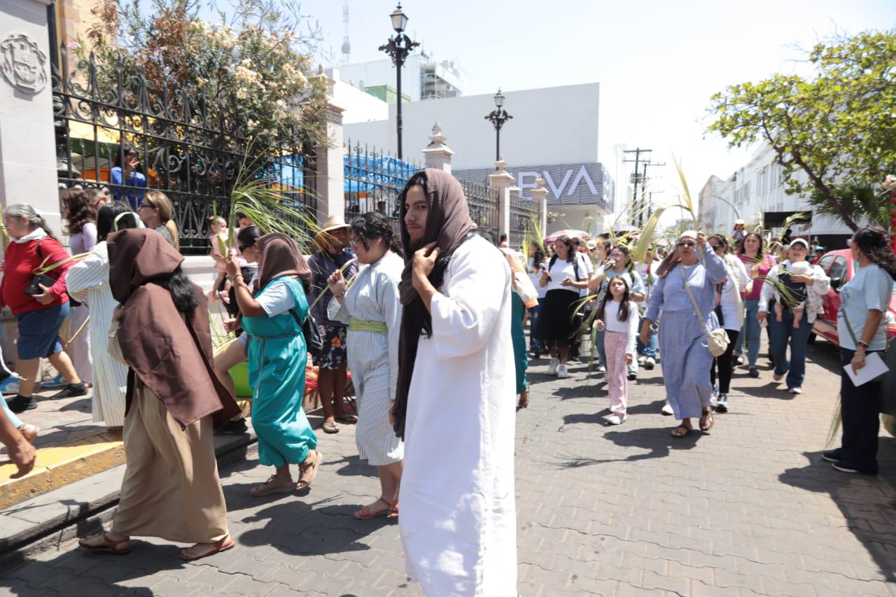 $!Jóvenes de Mazatlán representan la entrada triunfal de Jesús a Jerusalén