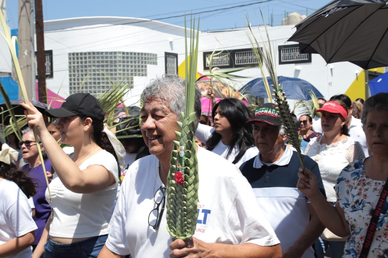 $!Jóvenes de Mazatlán representan la entrada triunfal de Jesús a Jerusalén